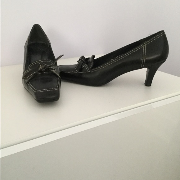 Stewart Weitzman gorgeous heels. Great detail - Picture 5 of 7